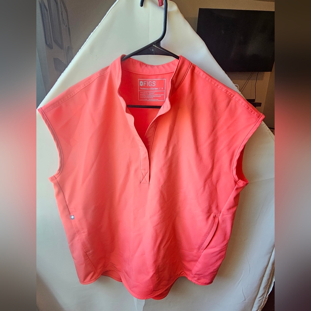 Figs Women's Vibrant Coral Scrub Top